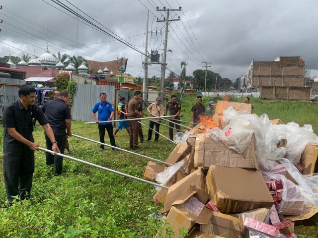 Pemusnahan Barang Bukti Oleh Kejaksaan Negeri Simalungun Pemusnahan Barang Bukti Oleh Kejaksaan Negeri Simalungun