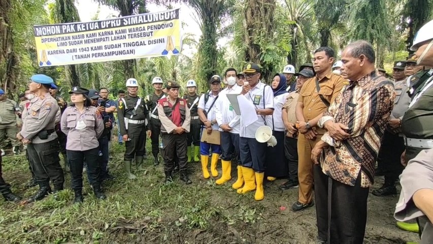 Pengadilan Negeri Simalungun Melaksanakan Eksekusi di Dusun Pandawa Lima, Nagori Bah Kisat, Kecamatan Tanah Jawa, Kabupaten Simalungun. Pengadilan Negeri Simalungun Melaksanakan Eksekusi di Dusun Pandawa Lima, Nagori Bah Kisat, Kecamatan Tanah Jawa, Kabupaten Simalungun.