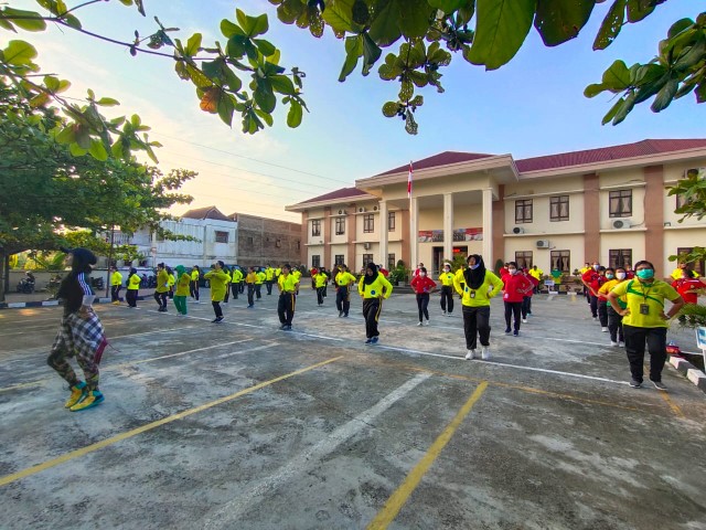 Senam dan Penanaman Pohon Bersama Keluarga Besar PT Medan Senam dan Penanaman Pohon Bersama Keluarga Besar PT Medan