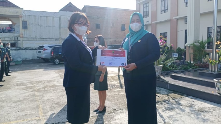 Penyerahan Piagam dan Hadiah untuk Role Model dan Agen Perubahan terpilih  Semester I Tahun 2022