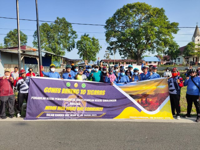 Kegiatan Baksos, Gowes dan Wisata Danau Toba dalam rangkat memperingati HUT IKAHI Ke - 67 Kegiatan Baksos, Gowes dan Wisata Danau Toba dalam rangkat memperingati HUT IKAHI Ke - 67